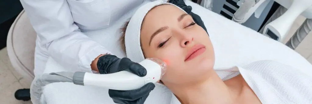 Tratamiento facial con máquina en clínica estética.