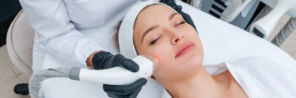 Tratamiento facial con máquina en clínica estética.